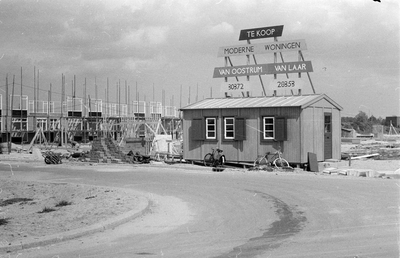 845037 Gezicht op het bouwterrein bij het Looplantsoen te Utrecht waar de bouwonderneming Van Oostrum en Van Laar N.V. ...